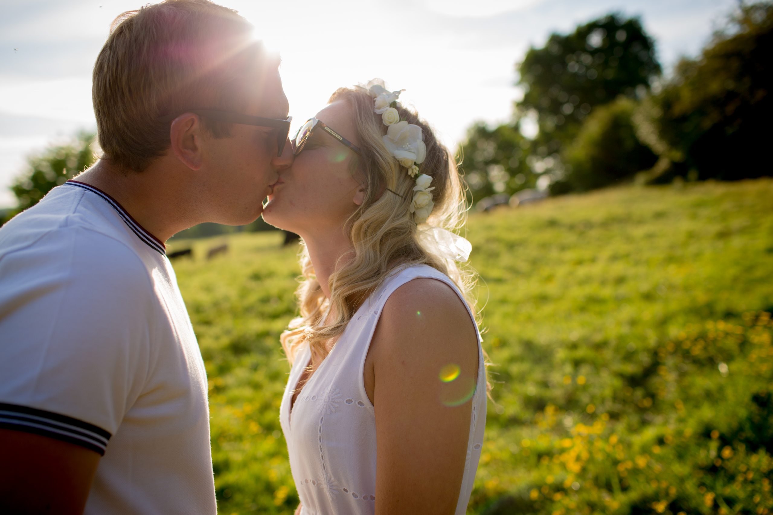 couple kissing